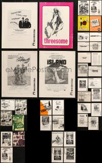 9d072 LOT OF 39 UNCUT PRESSBOOKS 1970s-1980s advertising images from a variety of movies!