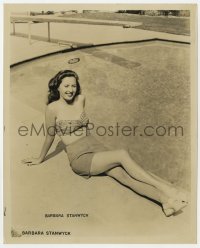 9h163 BARBARA STANWYCK 8x10 still 1930s full-length sexy swimsuit portrait lounging by her pool!