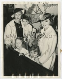 9h268 COLLEEN MOORE 6.5x8.5 news 1935 at doll house w/celebrity kids including John Drew Barrymore