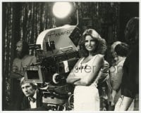 9h294 CROSSED SWORDS candid English 8x10 still 1977 sexy Raquel Welch in street clothes by camera!