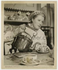 9h511 I REMEMBER MAMA 8.25x10 still 1948 close up of Irene Dunne with large kettle pouring tea!