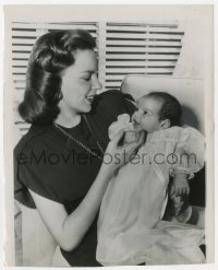 9h548 JUDY GARLAND 8.25x10.25 news photo 1946 wonderful image of her holding 2 month old Liza!