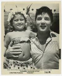 9h748 PARADISE - HAWAIIAN STYLE candid 8x10 still 1966 Elvis Presley posing with cute native child!