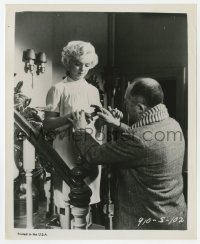 9h839 SEVEN YEAR ITCH candid 8.25x10 still 1955 Billy Wilder coaches Marilyn Monroe with hammer!