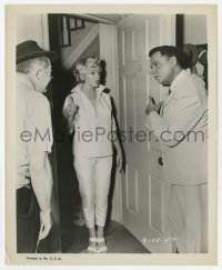 9h840 SEVEN YEAR ITCH candid 8.25x10 still 1955 Billy Wilder directs Marilyn Monroe & Tom Ewell!