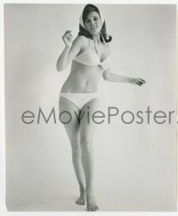 9h398 FANTASTIC VOYAGE candid 7.5x9.25 still 1966 sexiest Raquel Welch in 2-piece bikini with scarf!