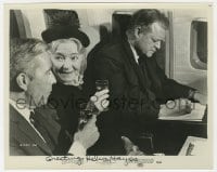 9r385 HELEN HAYES signed 8x10 still 1970 sitting by mad bomber Van Heflin on airplane in Airport!