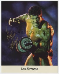 9r602 LOU FERRIGNO signed color 8x10 publicity still 1990s as The Incredible Hulk lifting weights!