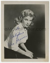 9r636 CLEO MOORE signed 4x5 photo 1950s seated portrait of the sexy blonde bad girl!