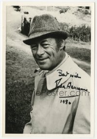 9r659 REX HARRISON signed 5x7 publicity photo 1980 great close up wearing hat & trench coat!