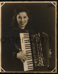 9r010 UNKNOWN ACTRESS signed deluxe 10.75x14 still 1940s pretty Anita with accordion by W.W. White!