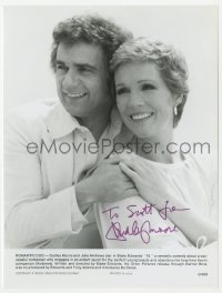 1h335 DUDLEY MOORE signed 7.5x9.75 still 1990s best portrait with Julie Andrews from '10'!
