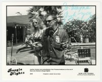 1h465 PAUL THOMAS ANDERSON signed 8x10 still 1997 director candid w/Heather Graham in Boogie Nights!