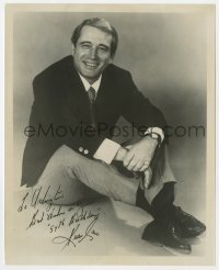 1h617 PERRY COMO signed 8x10 publicity still 1971 great seated portrait of Mr. Relaxation!