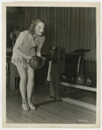 2a021 ALEXIS SMITH 8x10.25 still 1940s the sexy actress playing at the local bowling alley!