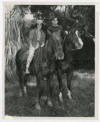 2a028 ALL THE FINE YOUNG CANNIBALS candid 8.25x10 still 1960 Natalie Wood & Robert Wagner on horses!