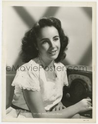 2a265 ELIZABETH TAYLOR 8x10.25 still 1950s youthful MGM studio portrait smiling by radio!