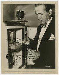 2a270 ENFORCER candid 8x10.25 still 1951 Humphrey Bogart makes himself a drink between scenes!