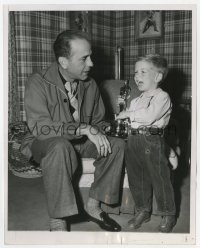 2a440 HUMPHREY BOGART 7.25x9 news photo 1952 showing his Academy Award to his son Stephen!