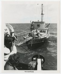 2a483 JAWS candid 8.25x10 still 1975 Steven Spielberg & crew film Scheider & Dreyfuss on boat!