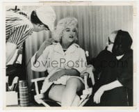 2a816 SOME LIKE IT HOT 8x10 news photo 1959 Marilyn Monroe on set w/Arthur Miller & Paula Strasberg!