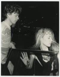 2a622 MICK JAGGER 7x9 news photo 1983 he's with Jerri Hall leaving Hollywood restaurant by Gough!