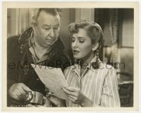 2a639 MORE THE MERRIER 8.25x10 still 1943 Jean Arthur & Charles Coburn with morning schedule!