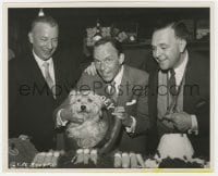 2a691 PAL JOEY candid 8x10 still 1957 great portrait of Frank Sinatra & two execs with cute dog!