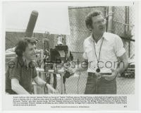 2a909 TOOTSIE candid 8x10 still 1982 Dustin Hoffman & director Sydney Pollack on the set!