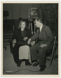 2a883 THIRD MAN candid English 8x10.25 still 1949 director Carol Reed & Bleibtreu between scenes!