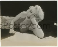 2a713 PRINCE & THE SHOWGIRL candid 7.25x8.75 still 1957 Marilyn Monroe in a sultry pose off camera!