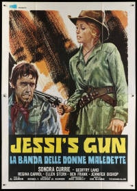 2f045 JESSI'S GIRLS Italian 2p 1975 different art of Sondra Currie holding gun to rapist's head!