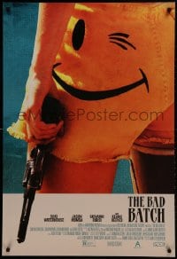 2g088 BAD BATCH DS 1sh 2017 Ana Lily Amirpour, woman with winking smiley face shorts and gun!