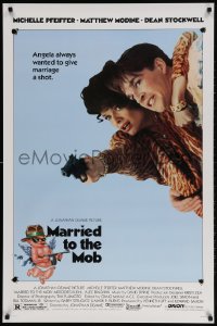 2g571 MARRIED TO THE MOB 1sh 1988 great image of Michelle Pfeiffer with gun & Matthew Modine!