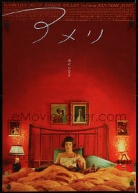 2k291 AMELIE Japanese 2001 Jean-Pierre Jeunet, image of Audrey Tautou in bed under huge red wall!