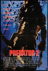 2p691 PREDATOR 2 int'l DS 1sh 1990 great full-length close-up image of alien hunter in L.A.!