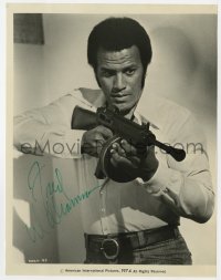 3d507 FRED WILLIAMSON signed 7.75x10 still 1974 close up with Tommygun in Hell Up in Harlem!