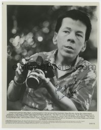 3d581 LINDA HUNT signed 8x10.25 still 1982 as photographer in The Year of Living Dangerously!
