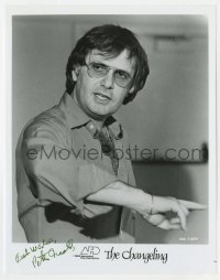 3d631 PETER MEDAK signed candid 8x10.25 still 1980 close up directing on the set of The Changeling!