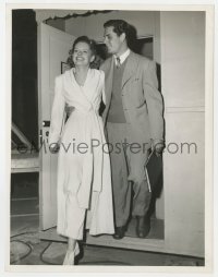 3h214 CONSTANT NYMPH candid 7.75x10 still 1943 Craig Stevens visits Alexis Smith on set by Bert Six!