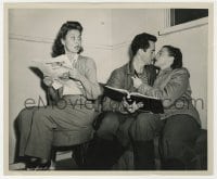 3h215 COUNTER-ATTACK candid 8.25x10 still 1945 Betty Garrett watches husband Larry Parks & Chapman!