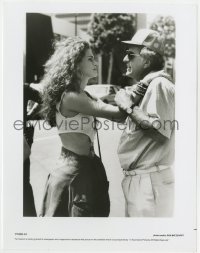 3h732 PRETTY WOMAN candid 8x10.25 still 1990 sexy Julia Roberts on set with director Garry Marshall!