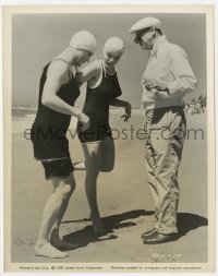 3h017 SOME LIKE IT HOT candid 8x10 still 1959 Billy Wilder w/Marilyn Monroe & Jack Lemmon on beach!