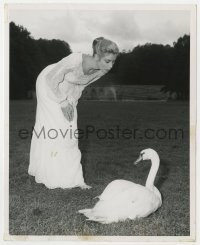 3h861 SWAN deluxe 8x10 still 1956 beautiful Grace Kelly trying to make friends with a real swan!