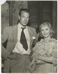 3h849 STREETCAR NAMED DESIRE candid 7.25x9.5 still 1951 visitor Gary Cooper w/ Vivien Leigh on set!