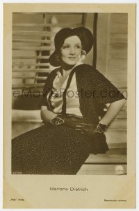 3m017 MARLENE DIETRICH German Ross postcard 1930s great seated portrait wearing hat!