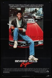 3t081 BEVERLY HILLS COP 1sh 1984 great image of detective Eddie Murphy sitting on red Mercedes!