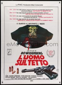 3w343 MAN ON THE ROOF red title style Italian 1p 1977 Bo Widerberg, art of bloody hat & gun!