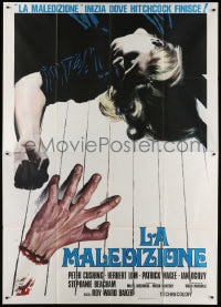 3w095 AND NOW THE SCREAMING STARTS Italian 2p 1974 different art of girl laying by severed hand!