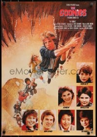 3y808 GOONIES Japanese 1985 cool Drew Struzan art of top cast hanging from stalactite, plus photos!